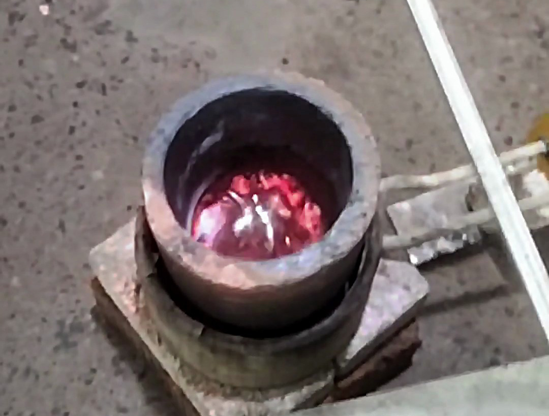 小型中頻熔鋁爐：紅外溫控精準(zhǔn)控溫，700℃恒溫熔鋁解決方案