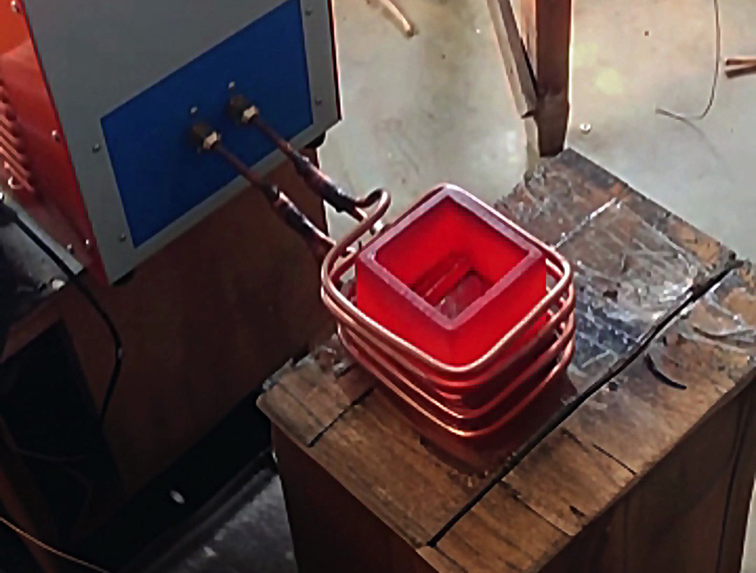 海拓小型熔煉爐：不止圓形坩堝，定制不規(guī)則坩堝輕松實現(xiàn) —— 方形坩堝熔錫工藝演示